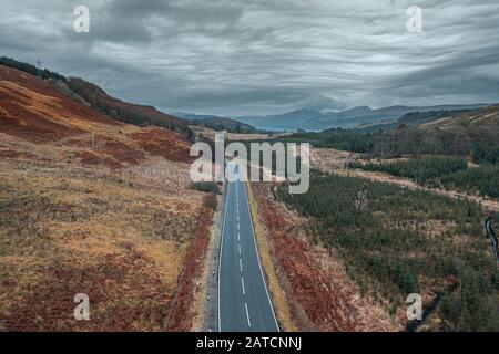 Dramatische stürmische Wolken über schottischen Highlands - Drohnenschießen über leere Apsholt-Straße in Argyll Stockfoto