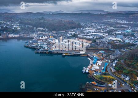 Die große Drohne schießt über den malerischen Hafen in den schottischen Highlands - Oban Stockfoto