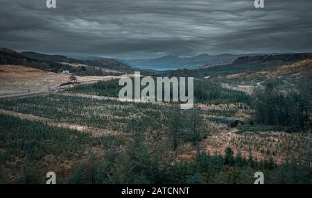 Dramatische stürmische Wolken über schottischen Highlands - Drohnenschießen über Wald Stockfoto