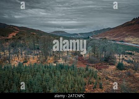 Dramatische stürmische Wolken über schottischen Highlands - Drohnenschießen über Wald Stockfoto