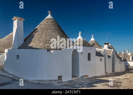 Konische Trulli in Rione Aia Piccola Bezirk von Alberobello, Apulien, Italien Stockfoto