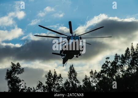 Ein Super Stallion CH-53 mit Marine Medium Tiltrotor Squadron 265 (Verstärkt) nähert sich während eines Einsatzes in einer simulierten Botschaftsverstärkung in Camp Hansen, Okinawa, Japan, 27. Januar 2020 einer Landezone. Die 31. Marine Expeditionary Unit, die einzige ständig nach vorn eingesetzte MEU des Marine Corps, stellt eine flexible und tödliche Truppe bereit, die bereit ist, eine breite Palette von militärischen Operationen als die wichtigste Krisenreaktionseinheit im indo-pazifischen Raum durchzuführen. (Offizielles Foto des US Marine Corps von Cpl. Isaac Cantrell) Stockfoto