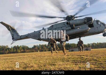 200122-M-YD783-0509 CAMP LEJEUNE (22. Januar 2020) - US Marine Landing Support Specialist with Combat Logistics Battalion 22, 2nd Marine Expeditionary Unit, RUN afing a Bam to a CH-53E Super Stallion during a Helicopter Support Team Training exercise at the Condor Range an Bord Camp Lejeune, N.C., 22. Januar 2020. Marines und Segler mit dem 22. MEU führen derzeit eine Voreinsatzausbildung zur Vorbereitung ihrer Mission als Special Purpose Marine Air-Ground Task Force 20.2 durch. (USA Foto des Marine Corps von Cpl. Tawanya Norwood/Veröffentlicht) Stockfoto