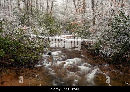 Kaskade auf dem Avery Creek im Winter - Pisgah National Forest, in der Nähe von Brevard, North Carolina, USA Stockfoto