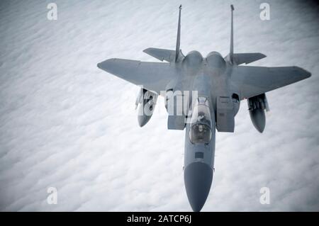 Ein F-15C Eagle der U.S. Air Force, der dem 48th Fighter Wing, RAF Lakenheath, England, zugeordnet ist, fliegt von einem KC-135 Stratotanker vom 100th Air Refueling Wing, RAF Mildenhall, England, weg, nachdem er während des Ausübungspunktes Vor der englischen Küste, 30. Januar 2020, Treibstoff erhalten hat. Point Blank ist eine wiederkehrende, kostengünstige Übungsinitiative zur Steigerung der taktischen Kompetenz der US-Luftstreitkräfte in Europa - Air Forces Africa und Ministry of Defence Forces. (USA Air Force Foto von Tech. Sgt. Emerson Nuñez) Stockfoto