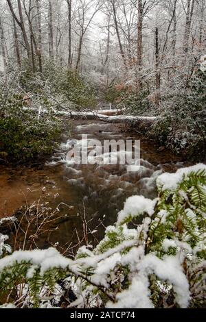 Kaskade auf dem Avery Creek im Winter - Pisgah National Forest, in der Nähe von Brevard, North Carolina, USA Stockfoto