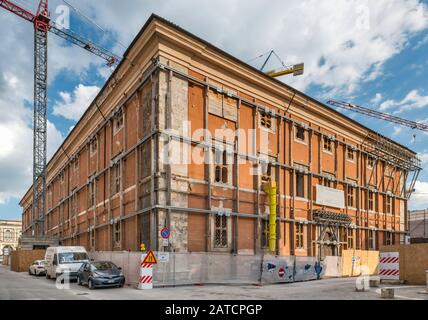 Gebäude beschädigt im Jahr 2009 L'Aquila Erdbeben, geschützt durch Metallträger, Blick 2018, Piazza Duomo, L'Aquila, Abruzzen, Italien Stockfoto