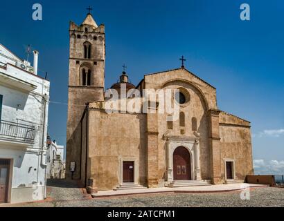 Chiesa Madre dei SS Apostoli Pietro e Paolo (Mutterkirche), 16. Jahrhundert, romanischer Apulienstil, Terravecchia Hill, Pisticci, Basilicata, Italien Stockfoto