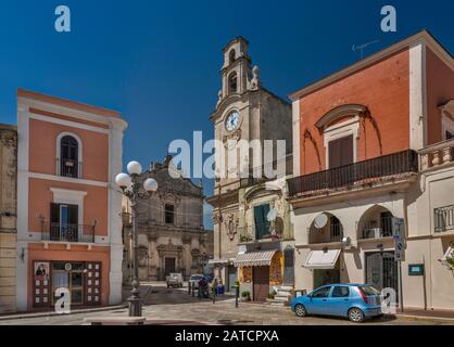 Kirche von San Benedetto, 18. Jahrhundert, Barock, Clock Tower, Blick von der Piazza Giuseppe Garibaldi in Massafra, Apulien, Italien Stockfoto