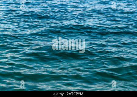 Die Oberfläche des Meerwassers. Montenegro. Meerwasser Aquamarin Azurblau reflektiert türkisblau Stockfoto