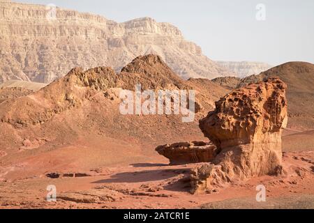 Roter Sandstein-Hoodoo namens Pilz im Timna-Tal, Negev-Wüste, Israel Stockfoto