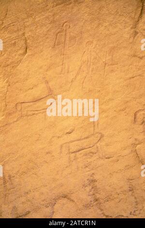 Felsgravuren von Oryx-Antilopen und bewaffneten menschlichen Figuren auf Sandsteinklippen aus ägyptischer Zeit in der späten Bronzezeit. Timna Park, Wüste Negev Stockfoto