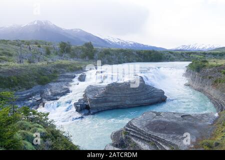 Rio Paine Wasserfall zu sehen, Torres del Paine Nationalpark, Chile. Chilenischen Patagonien Landschaft Stockfoto