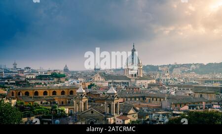 Blick auf die Skyline Roms unter stürmischen Himmel aus Terrazza del Pincio Stockfoto