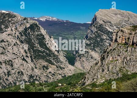 Gole del Raganello (Raganello-Canyon), Pollino-Massiv in der Ferne, Blick von der Straße 92 in der Nähe von San Lorenzo Bellizzi, Südapenninen, Kalabrien, Italien Stockfoto