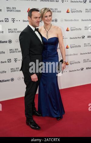 Wiesbaden, Deutschland. Februar 2020. Fechterin Britta Heidemann steht beim 50. Sportball mit ihrem Freund Matthias Dolderer auf dem roten Teppich. Der Ball des Sports ist eine Benefizveranstaltung der Deutschen Sporthilfe. Credit: Thomas Frey / dpa / Alamy Live News Stockfoto