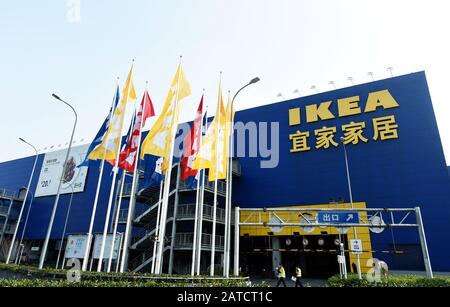 Blick auf ein geschlossenes IKEA-Geschäft beim Ausbruch des neuen Coronavirus und der Pneumonie in Hangzhou City, der ostchinesischen Provinz Zhejiang am 30. Januar, Stockfoto