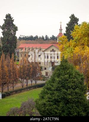 Ein Blick auf das Hauptgebäude der St. Ann's Academy in Victoria, British Columbia, Kanada. St. Ann's Academy ist eine Quebecer Kolonialarchitektur. Stockfoto