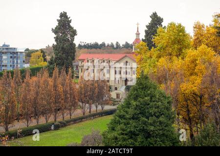 Ein Blick auf das Hauptgebäude der St. Ann's Academy in Victoria, British Columbia, Kanada. St. Ann's Academy ist eine Quebecer Kolonialarchitektur. Stockfoto