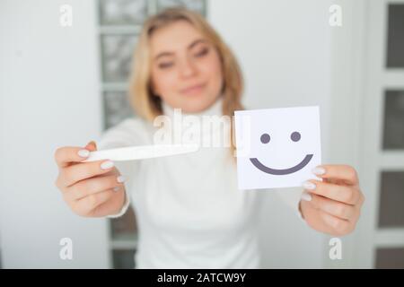 Glückliche Frau, Die Einen Schwangerschaftstest nach dem Ergebnis betrachtet. Stockfoto