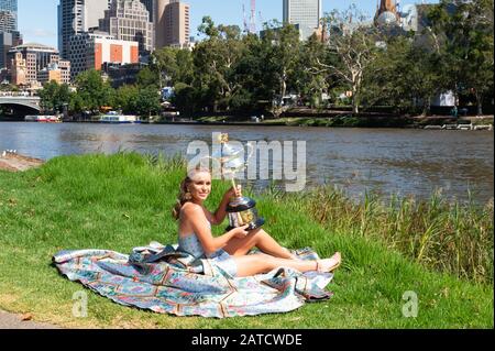 Melbourne, Australien. Februar 2020. Die australische Open-Damen-Einzelmeisterin Sofia Kenin aus den Vereinigten Staaten posiert mit ihrer Trophäe am Yarra River in Melbourne, Australien am 2. Februar 2020 für Fotos. Kredit: Bai Xue/Xinhua/Alamy Live News Stockfoto