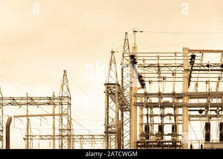 Teilansicht einer Unterstation und Teil der Ausrüstung und Vertriebsnetz. Letetric Energie Infrastruktur in Brasilien Stockfoto
