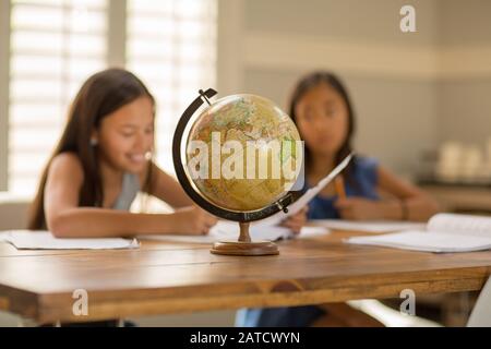 Junge Mädchen, Die An Ihrer Schularbeit Arbeiten Stockfoto