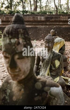 Buddha Statuen im Tempel Wat Umong Chiang Mai Stockfoto