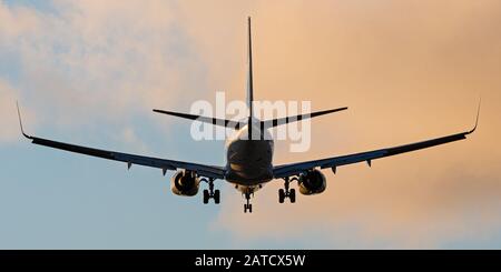 Richmond, British Columbia, Kanada. Januar 2020. Ein Single-Aisle-Jet-Flugzeug der WestJet Airlines Boeing 737-700 (C-GWBJ) auf dem letzten Weg zur Landung auf dem internationalen Flughafen von Vancouver. Kredit: Bayne Stanley/ZUMA Wire/Alamy Live News Stockfoto