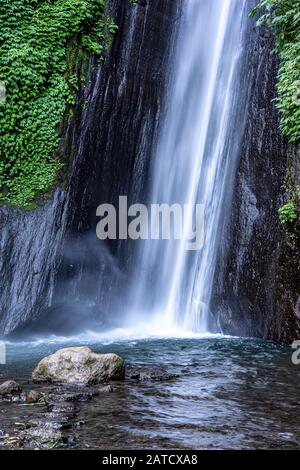 Vertikale Aufnahme von schönen Wasserfällen in der Luft terjun munduk in Gobleg indonesien Stockfoto