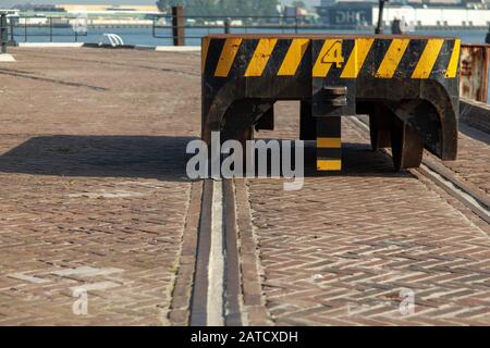 Alter rostiger Autoanhänger am Hafen von Rotterdam tagsüber Stockfoto