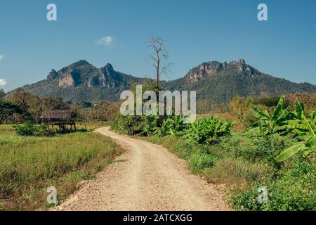 Ländliche Landschaft mit Landstraße in Nordthailand Stockfoto
