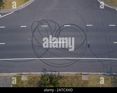 Autoabfahrmarkierung Luftaufnahme auf Asphalt und einer Vorstadtstraße, Victoria, Australien. Stockfoto