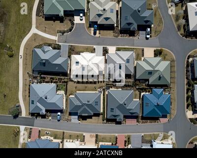 Lufthäuser und städtische Straßenszene in viktorianischer Kleinstadt mit Asphaltstraßen und Grün. Victoria, Australien. Stockfoto