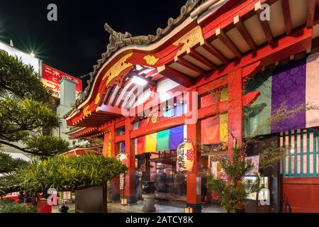 Tokio, japan - 02. januar 2020: Buddhistischer Tokudaiji-Tempel in der Ameyoko-Straße in Tokio nachts. Stockfoto