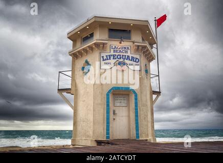 Low-Angle-Aufnahme des Rettungsschwimmerhauses am Main Beach Park Laguna USA Stockfoto