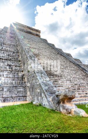 Die Sonne geht über die Pyramide von Kukulcan oder El Castillo in Chichen Itza, Mexiko. Über Jahrhunderte, bei Sonnenuntergang am Tag der Tagundnachtgleiche, steigt ein schlangenähnlicher Schatten herab Stockfoto