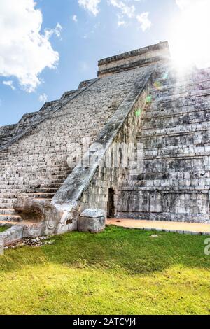 Die Sonne geht über die Pyramide von Kukulcan oder El Castillo in Chichen Itza, Mexiko. Über Jahrhunderte, bei Sonnenuntergang am Tag der Tagundnachtgleiche, steigt ein schlangenähnlicher Schatten herab Stockfoto