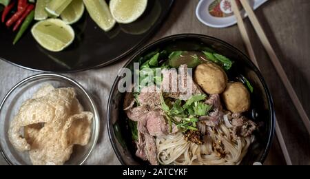 Thai Nudel Suppe Blut, Boot noodle, leckeres Gericht, berühmte thailändische Nudelsuppe. Thai Völker call Boot Nudeln. Close up oder selektiven Fokus Stockfoto