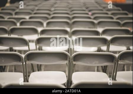 Graue Metallstühle in einem Konferenzraum vor der Veranstaltung Stockfoto