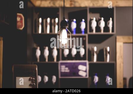 Hängende eingeschaltene Lampe mit unscharfem Hintergrund Stockfoto