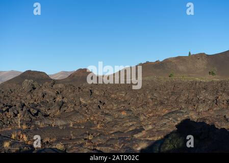 Krater des Mondlanddenkmals Lava und Felsen, blaue und braune Wüste aus Lava, Idaho, USA Stockfoto