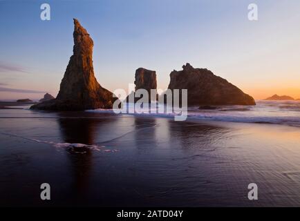 Das Meer stapelt sich bei Sonnenuntergang am Bandon Beach in Bandon, Oregon Stockfoto