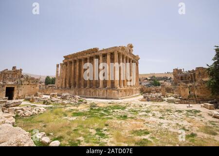 Bacchus-Tempel. Die Ruinen der römischen Stadt Heliopolis oder Baalbek im Beqaa-Tal. Baalbek, Libanon - Juni 2019 Stockfoto