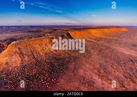 Luftaufnahme bei Sonnenuntergang über den George Gill Ranges, in der Nähe von Kings Creek in einem abgelegenen Teil des Northern Territory, Australien Stockfoto