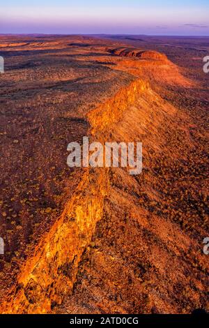 Luftaufnahme bei Sonnenuntergang über den George Gill Ranges, in der Nähe von Kings Creek in einem abgelegenen Teil des Northern Territory, Australien Stockfoto