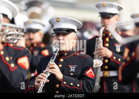 New Orleans, Louisiana, USA - 30. November 2019: Bayou Classic Parade, Mitglieder der United States Marine Corps Marching Band, auftreten bei der Para Stockfoto