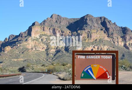 Fire Danger Today Sign, auf Picket Post Mountain Trail am Picket Post Mountain im Tonto National Forest. Pinal County, Arizona USA Stockfoto