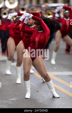 New Orleans, Louisiana, USA - 30. November 2019: Bayou Classic Parade, Mitglieder der East Nashville Magnet Soaring Eagle Band, die im Parad auftreten Stockfoto