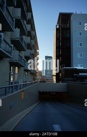 Spazieren Sie Durch Die Innenstadt Von Tucson Urban Life Photography. Großartige Stadtaufnahmen, Menschen, Autos, Gebäude, Inspos. Stockfoto